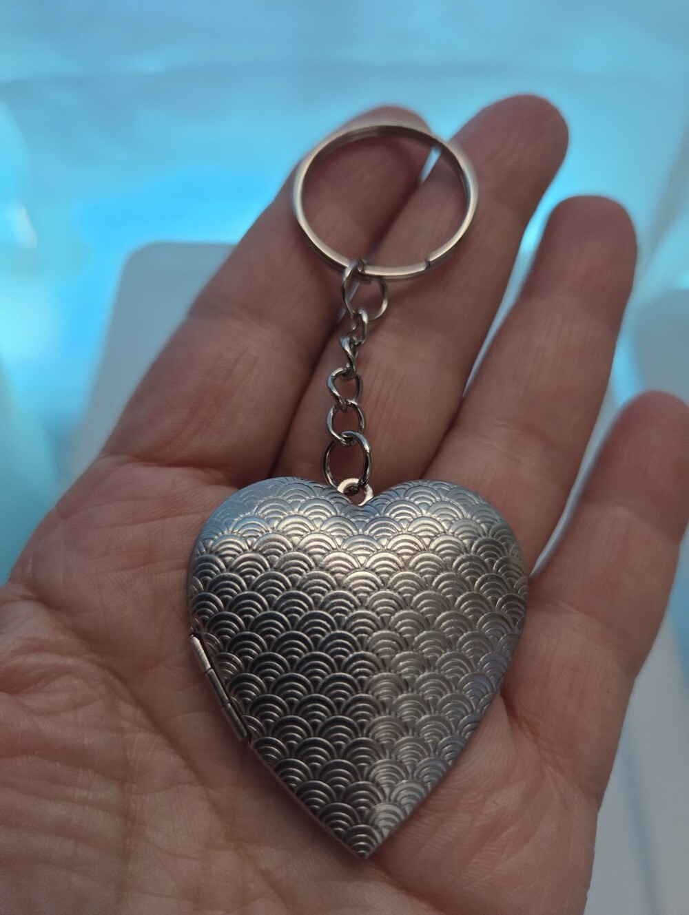 Silver Tone Heart Locket Keychain with Scallop Pattern - Picture 4 of 4